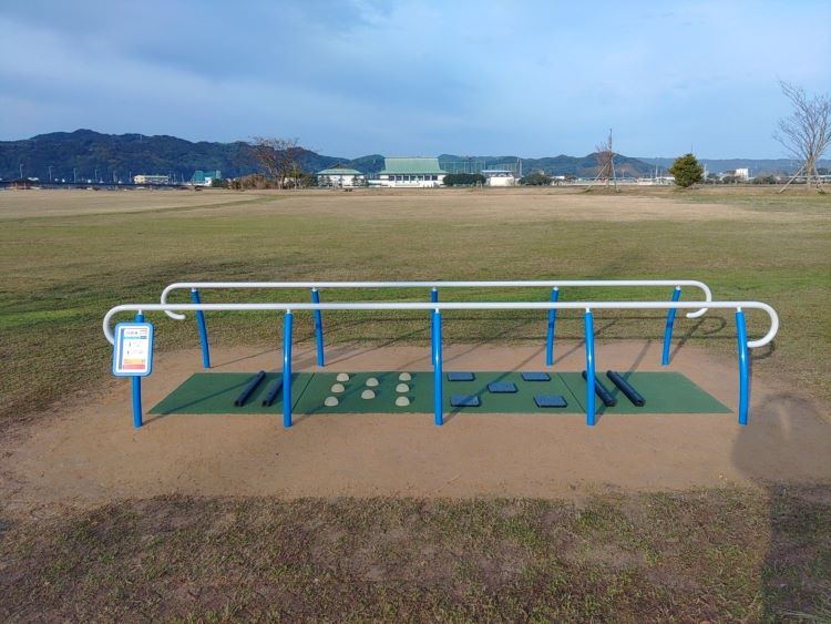 松浦河畔公園に健康遊具設置工事をしました。