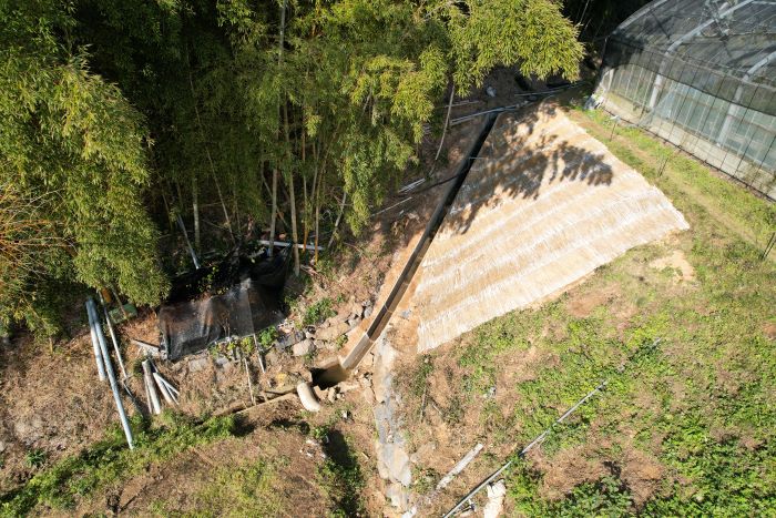 山水により法面と水路が崩壊した場所の災害復旧工事